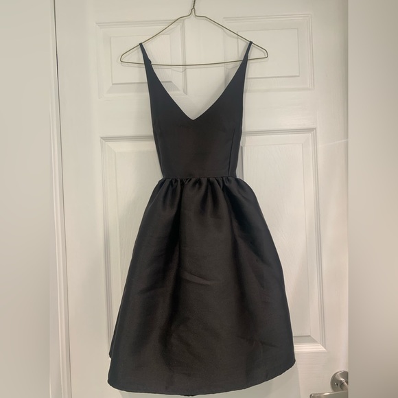 Short puffy black dress with crisscross straps - Picture 1 of 2